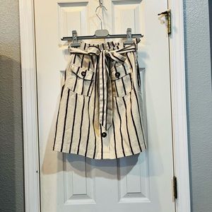 Day to Day beige striped skirt. Lined and excellent condition. Size Junior L